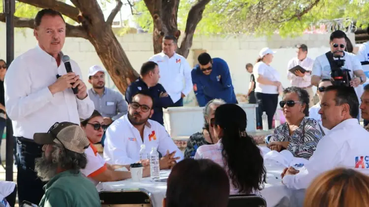 Ernesto Gándara y Antonio Astiazarán se reunieron con vecinos de Villas del Sur. (Foto: Cortesía)