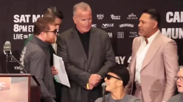 Canelo Álvarez y Óscar de la Hoya durante la conferencia de prensa. (Foto: Captura de video)