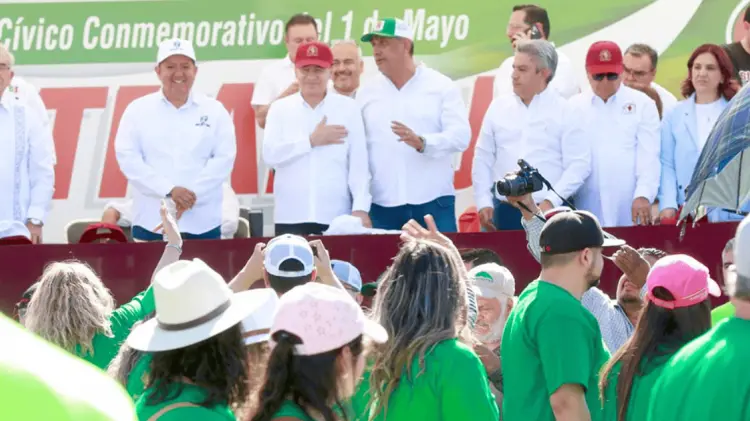 El gobernador Alfonso Durazo Montaño estuvo presente en el desfile con motivo del Día del Trabajo.