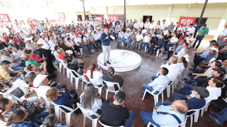 Beltrones con productores y jornaleros de la región del Mayo. (Foto: Corestía)