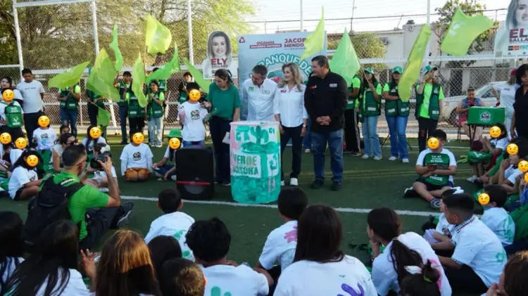Jacobo Mendoza y Karina Zárate tuvieron una convivencia con niños y padres de familia. (Cortesía)