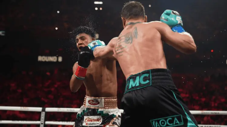 Munguía no pudo contra la experiencia de Canelo. (Foto: Cortesía/Tomada de Redes)