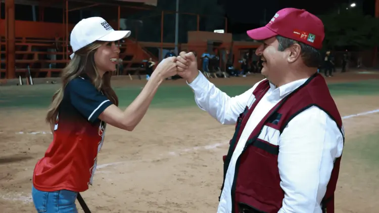 Karina Barreras y Mendoza lanzaron la primera bola en el juego de exhibición. (Foto: Cortesía)