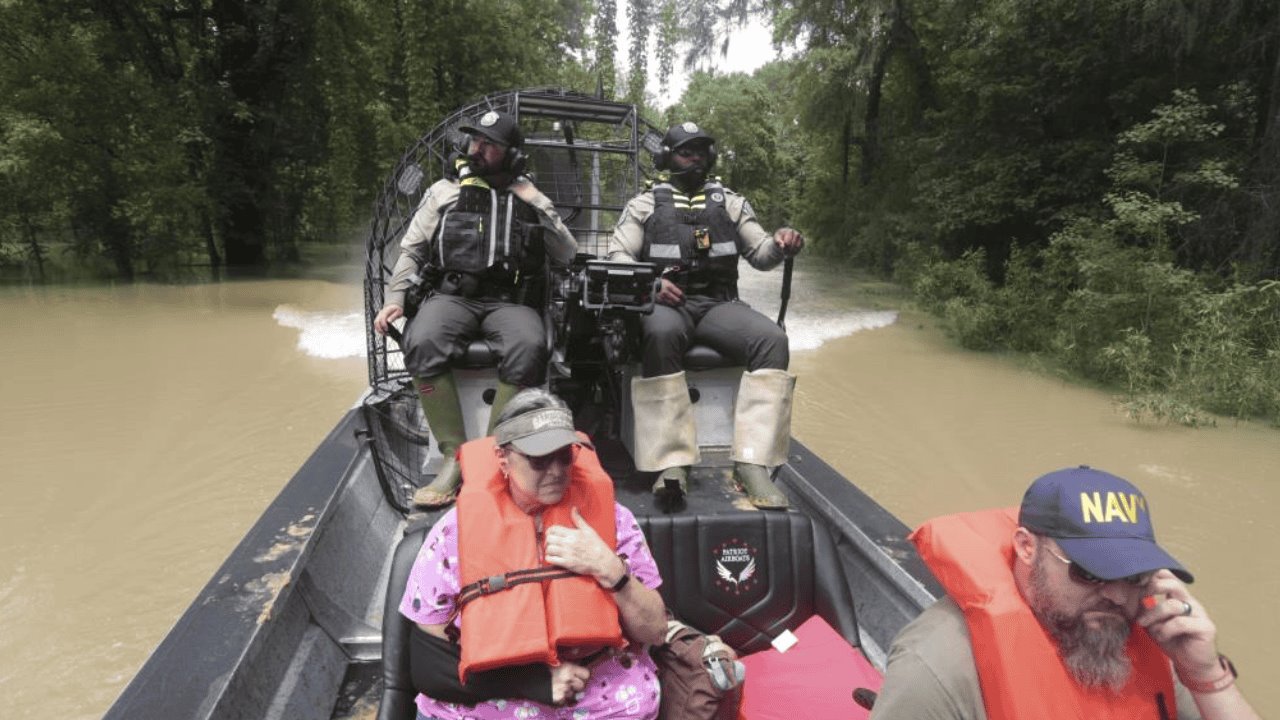 Intensas lluvias dejan inundaciones en Texas