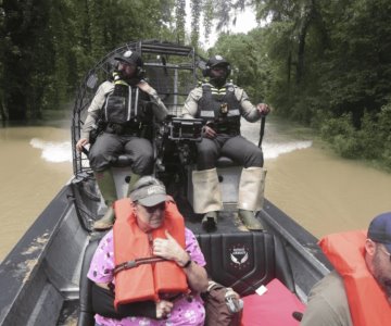 Intensas lluvias dejan inundaciones en Texas