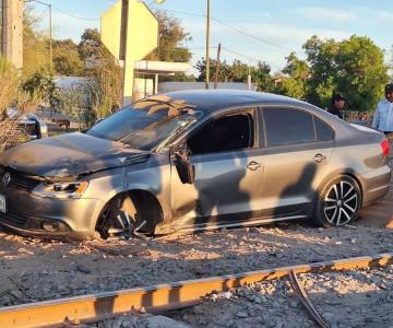 Tren embiste a automóvil con una mujer embarazada a bordo