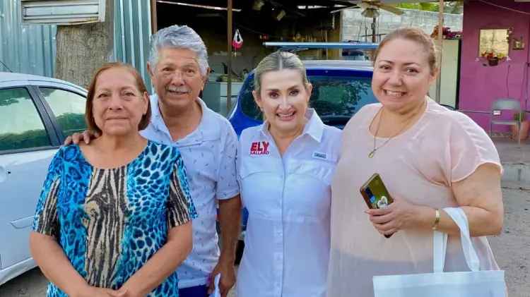 Ely Sallard junto a vecinos de la colonia El Ranchito en Hermosillo. (Foto: Cortesía)