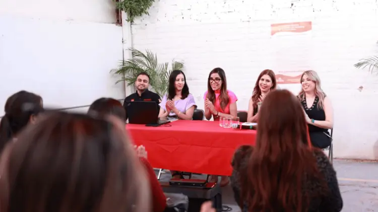 Diana Karina Barreras se reunió con mujeres en las instalaciones del Partido del Trabajo. (Especial)