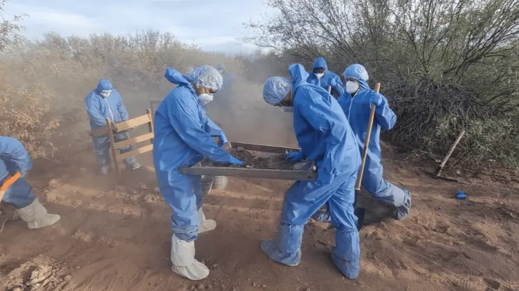 Expertos en antropología y peritos trabajan en la recolección. (Foto: FGE de Sonora)