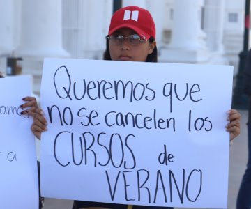 Estudiantes de la Unison se manifiestan por prolongación de huelga