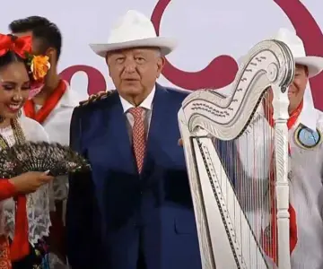 Flores, mariachi y sones, así fue el concierto en la mañanera