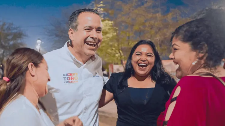 Antonio Astiazarán se reunió con mujeres en el bulevar Paseo Río Sonora. (Foto: Cortesía / EXPRESO).