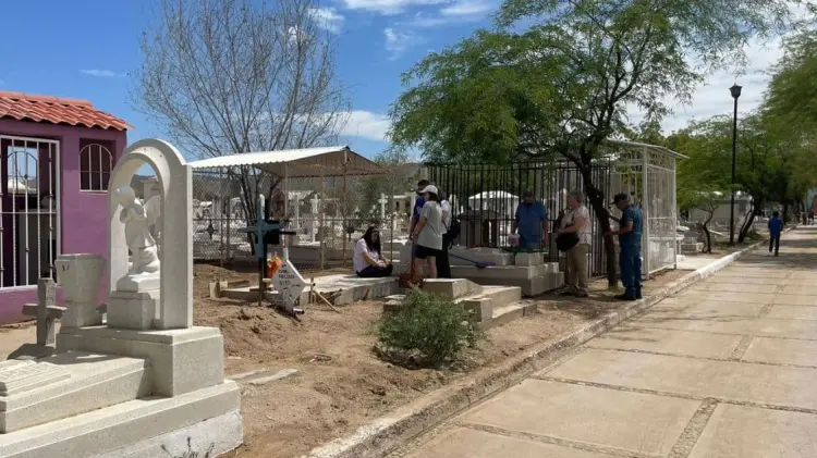 Desde temprano hermosillenses acudieron a los cinco panteones de la ciudad. (Sandra Solís/EXPRESO)
