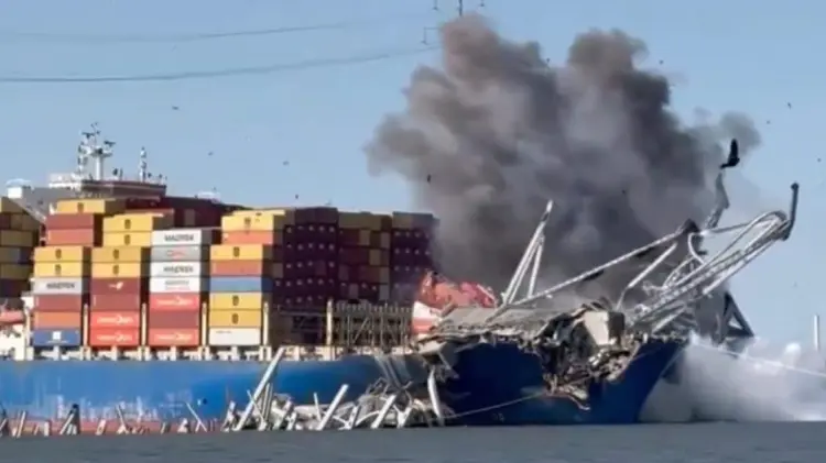 La detonación del puente fue captada en video. (Foto: Captura de video)