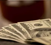 Peso avanza ligeramente pese a mercados cautelosos