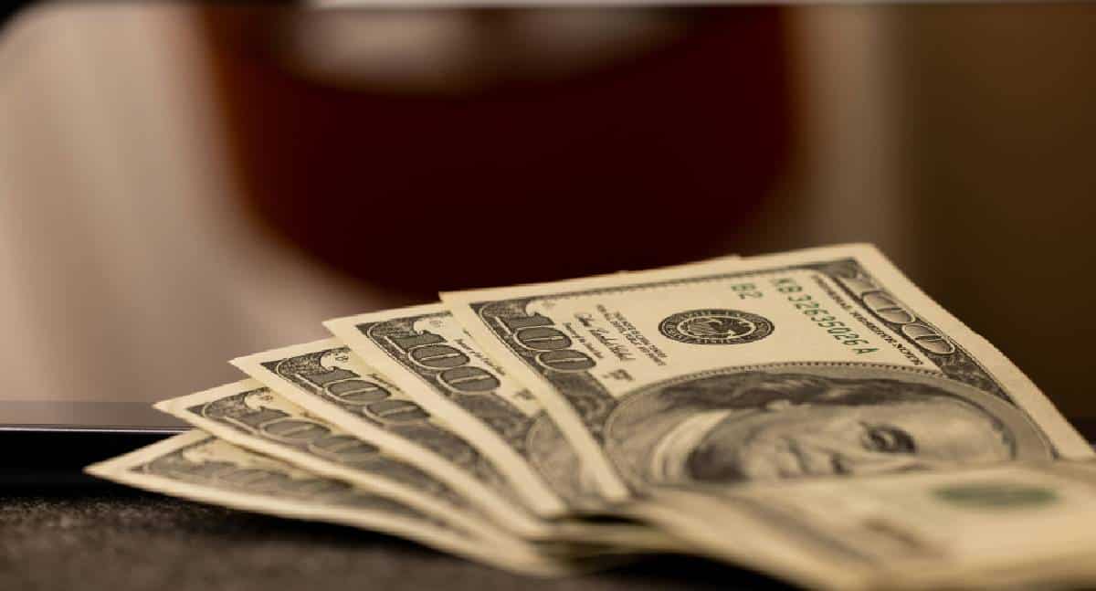 Dólar abre este jueves a la baja en 20.27 pesos al mayoreo