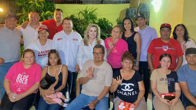 Ely Sallard se acercó con los vecinos para conocer los problemas que tienen en sus colonias. (Cortesía)