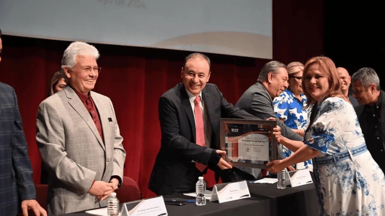 Gobernador reconoce a maestros del Cobach