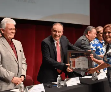 Gobernador reconoce a maestros del Cobach