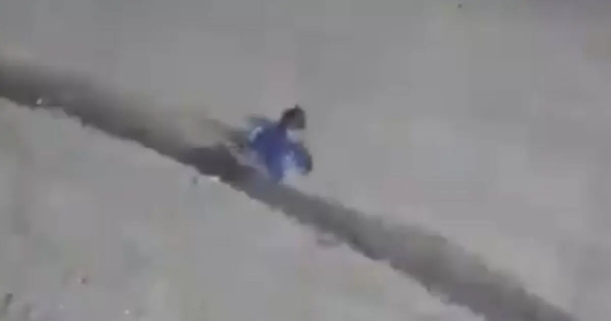 Video | Policías encuentran a bebé gateando solo en la calle de madrugada