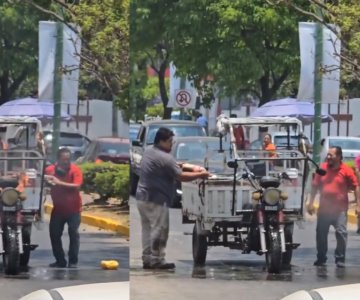 VIDEO | Apagan incendio en motocicleta de carga con refresco Coca-Cola