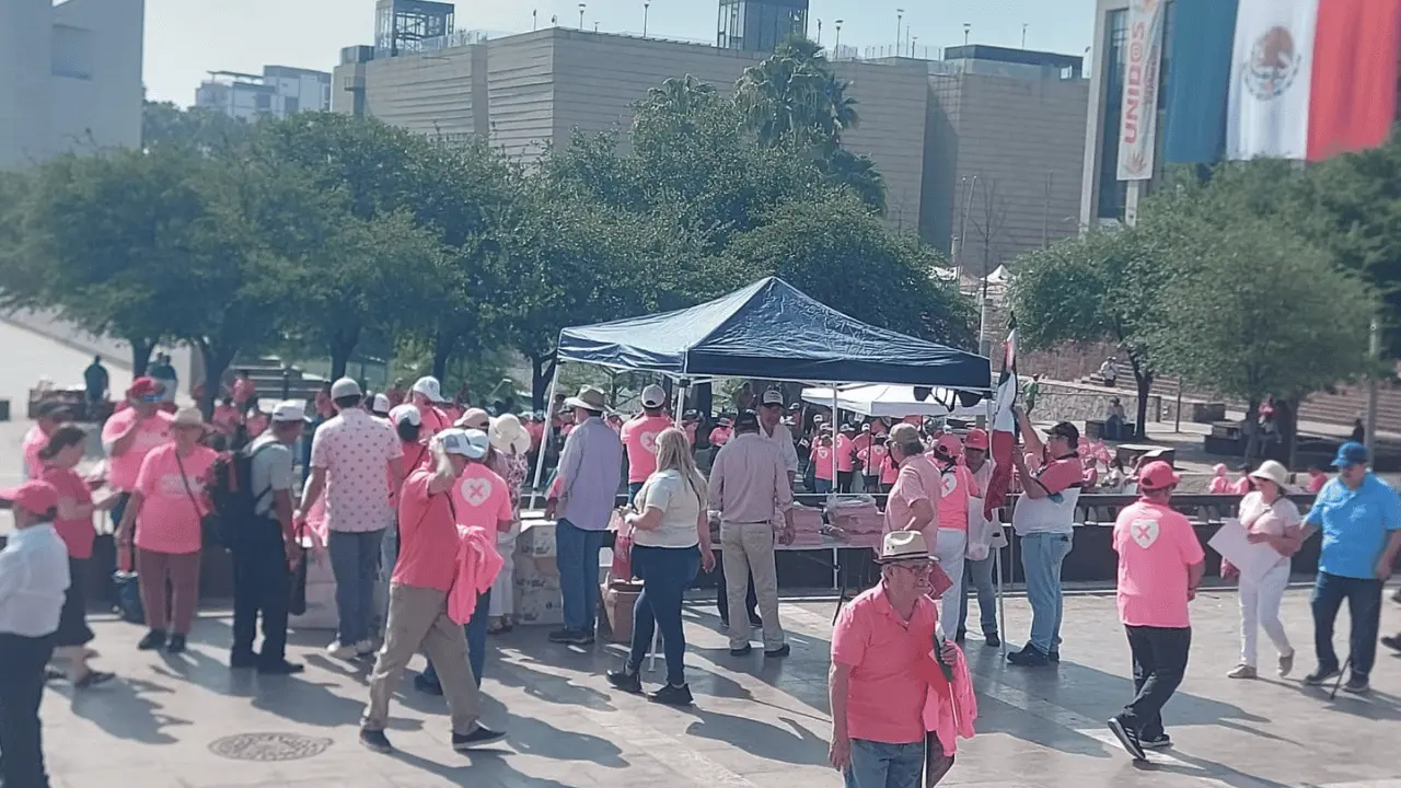 CNTE y Marea Rosa se enfrentan a gritos y empujones en el Zócalo