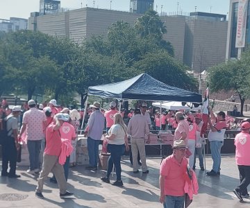 CNTE y Marea Rosa se enfrentan a gritos y empujones en el Zócalo