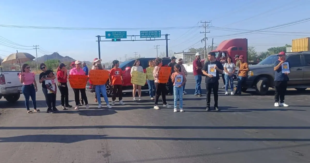 Familiares de joven desaparecido bloquean salida norte de Guaymas