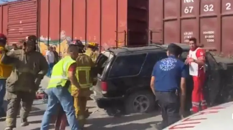 El hombre intentó ganarle el paso al tren. (Foto: Especial)