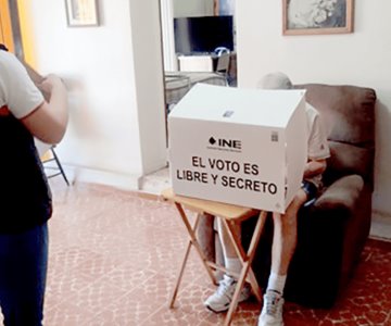 Realizan voto anticipado personas impedidas físicamente: INE Sonora