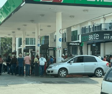 Maestros de SNTE toman gasolineras y regalan combustible