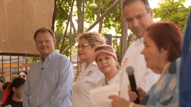 Ernesto Gándara visitó la colonia Emiliano Zapata con Astiazarán y Estevané. (Foto: Cortesía)