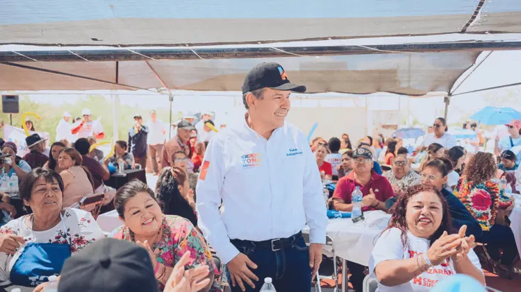Antonio Astiazarán se reunió con familias de Real del Cardo, Emiliano Zapata, Fovissste y Nacameri.