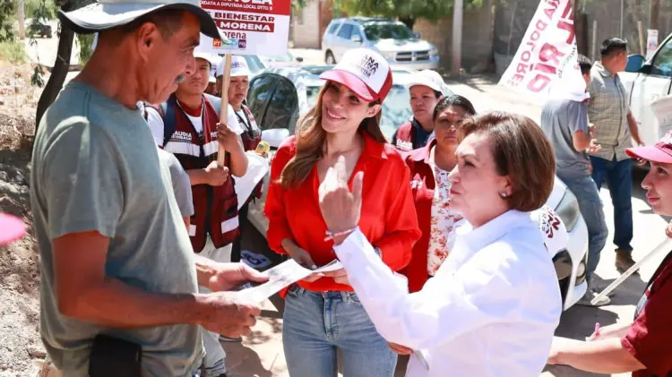 Diana Karina Barreras y María Dolores del Río en recorrido por colonias de Hermosillo. (Cortesía)