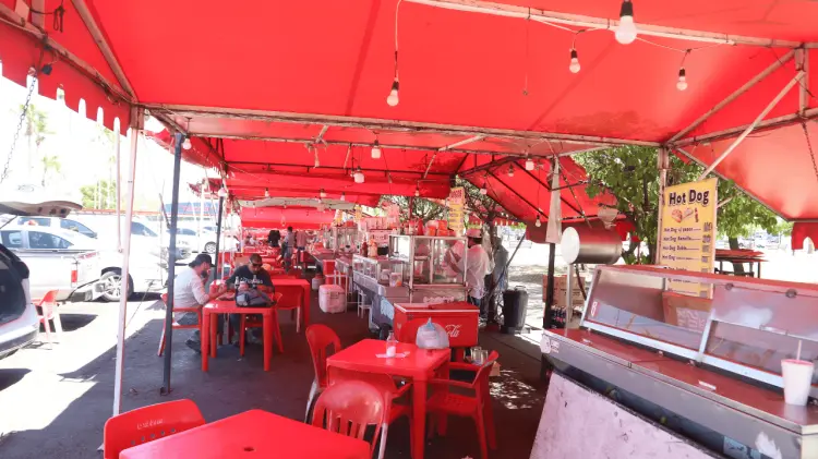Los hot dogs El Pariente se ubican frente a rectoría desde los años 70. (Foto: Ramón Munguía)