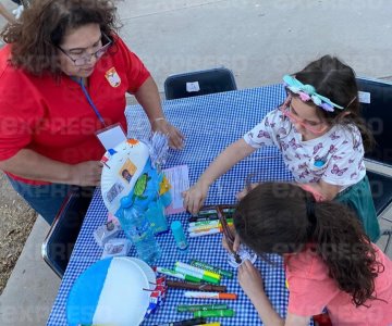 Niños se divierten y aprenden en los talleres infantiles