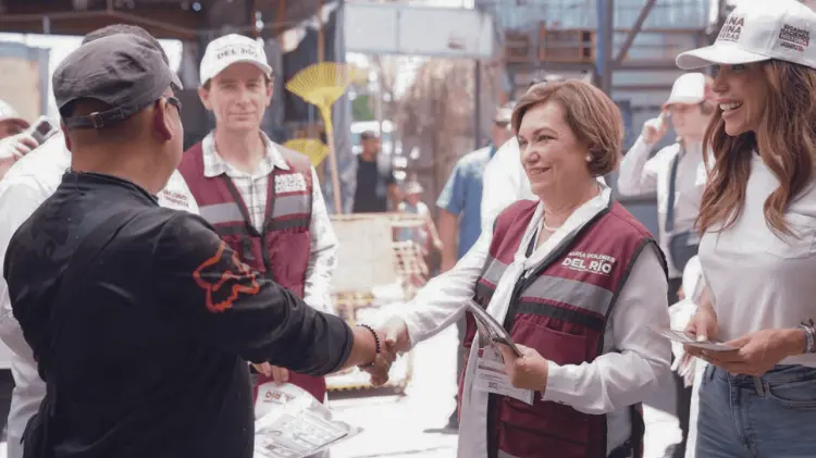 La candidata a la presidencia municipal recorrió los tianguis del norte de la ciudad. (Cortesía)