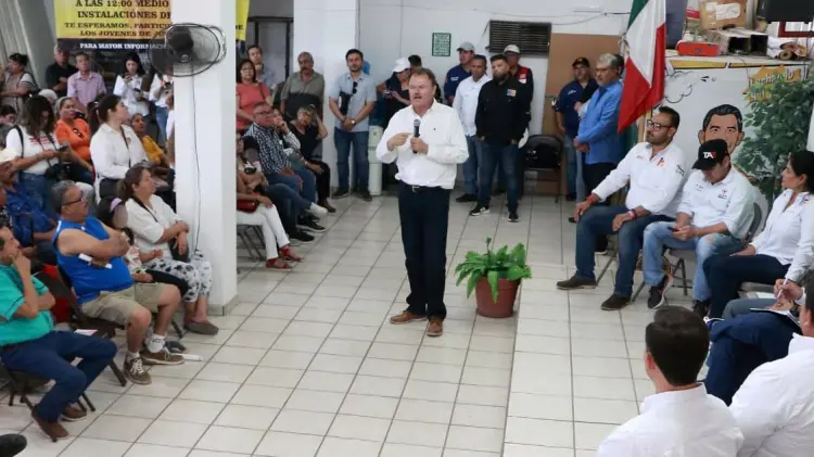 Ernesto Gándara tuvo un encuentro con miembros de la Unión de Usuarios de Hermosillo. (Cortesía)