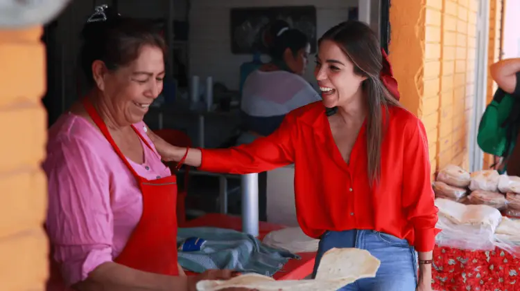 Diana Karina Barreras en recorrido por las calles. (Foto: Cortesía)