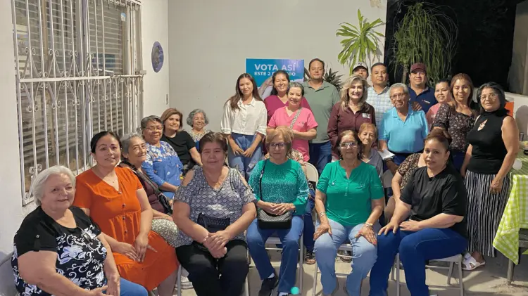 Elly Sallard con vecinos de colonia Villa de Seris. (Foto: Cortesía)
