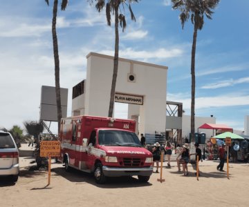 Rescatan a adulto mayor de ahogarse en playa El Veneno