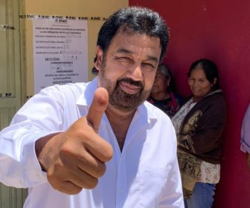 Arturo Robles, candidato a la alcaldía de Etchojoa, sufraga su voto