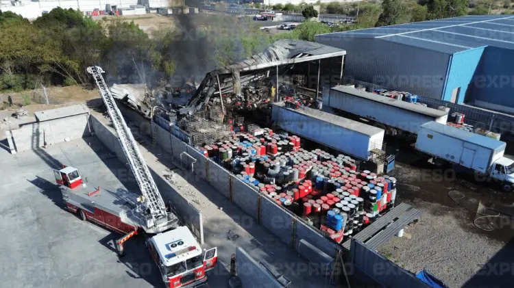 Los bomberos fueron descontaminado en una alberca especial. (Foto: Jesús Ballesteros)