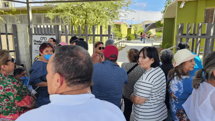 Desde las 7:00 horas, decenas de personas esperaban la apertura de la casilla. (Foto: Luis Mungarro)