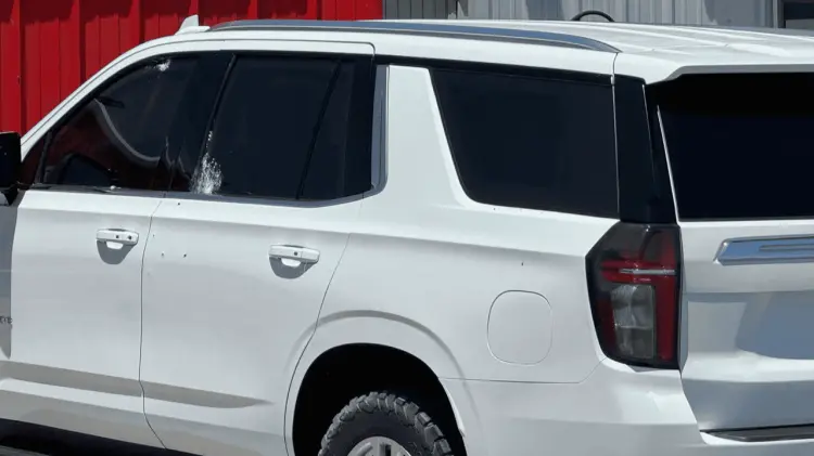 Los agresores huyeron en un vehículo Ford que se encuentra bajo proceso pericial. (Foto:FGJE Sonora)