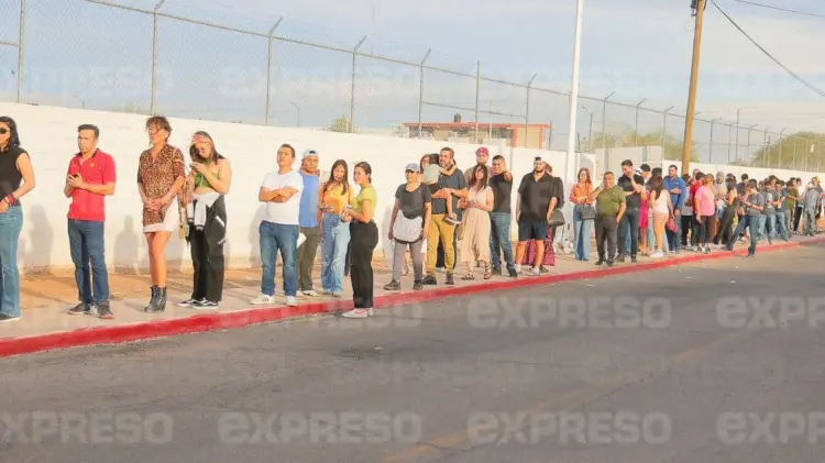 En la casilla del Aeropuerto Internacional se registraron largas filas. (Foto: Cristian Ruiz/EXPRESO)