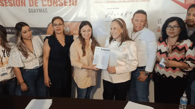 Karla Córdova recibió la constancia que la acredita como ganadora de la elección. (Foto: Cortesía)