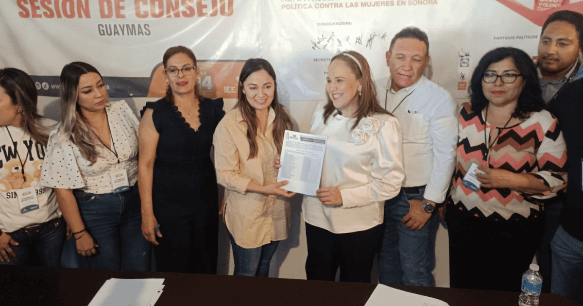 Karla Córdova recibe constancia y es primera alcaldesa reelegida en Guaymas
