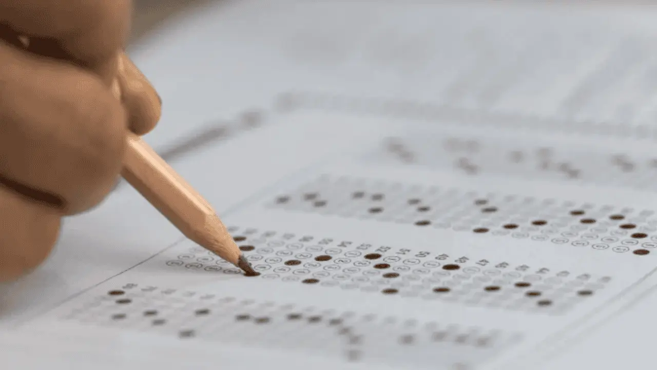 Detienen a estudiante por hacerse pasar por su amigo para realizar un examen