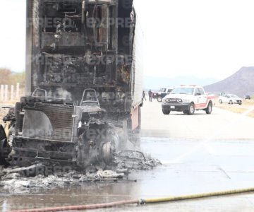 Cabina de trailer se convierte en cenizas en carretera Hermosillo-Guaymas